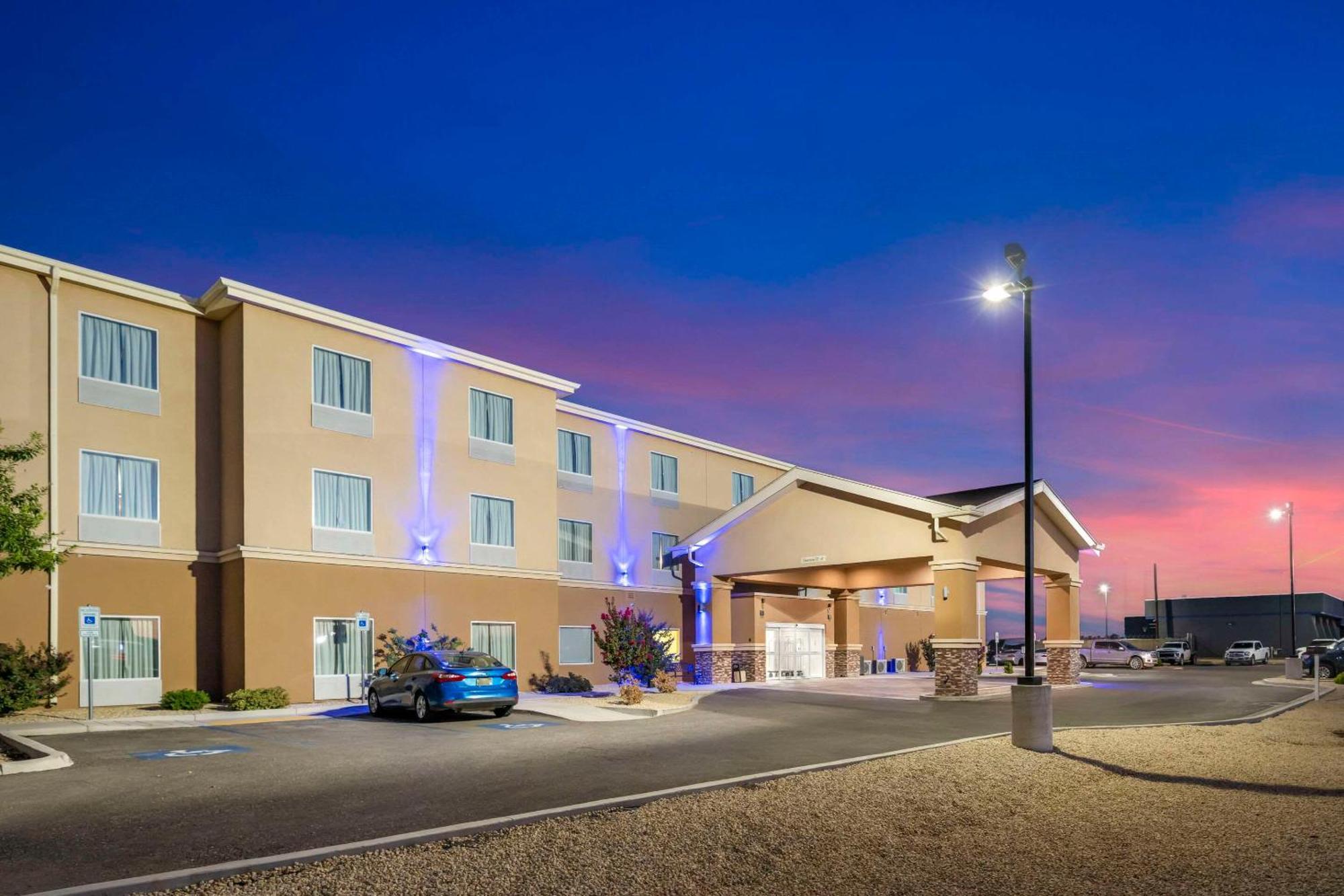 Quality Inn & Suites Carlsbad Caverns Area Екстер'єр фото
